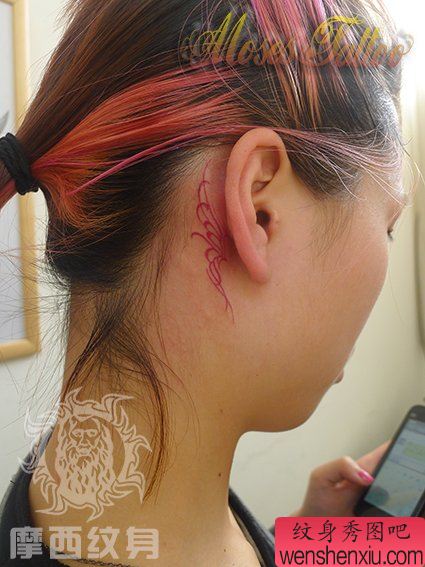 女生耳部精美小巧的图腾蝴蝶纹身图案