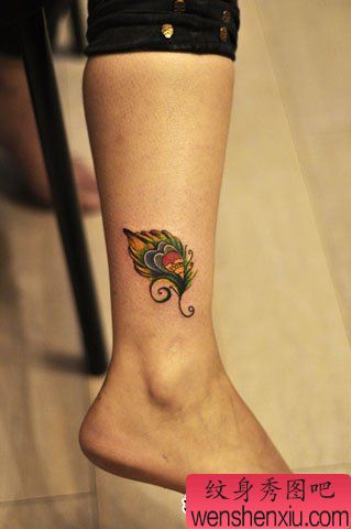 女生腿部唯美小巧的彩色羽毛纹身图案