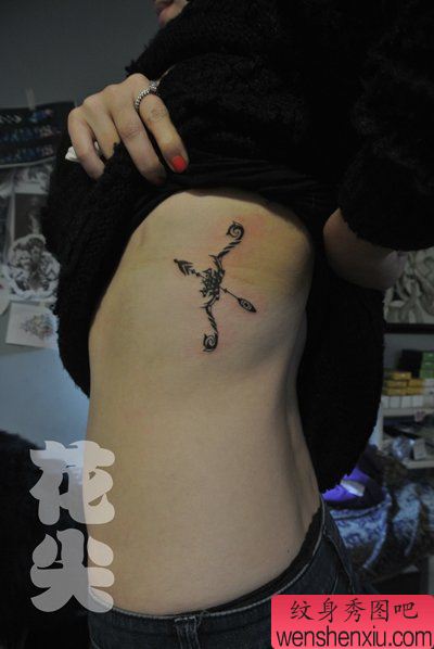 美女胸部精美的星座射手座纹身图案