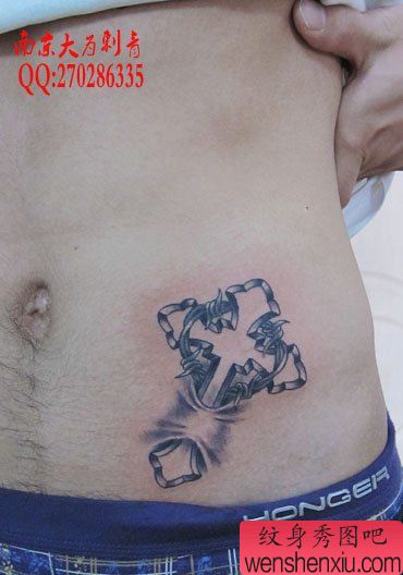 男生腹部精美的十字架纹身图案