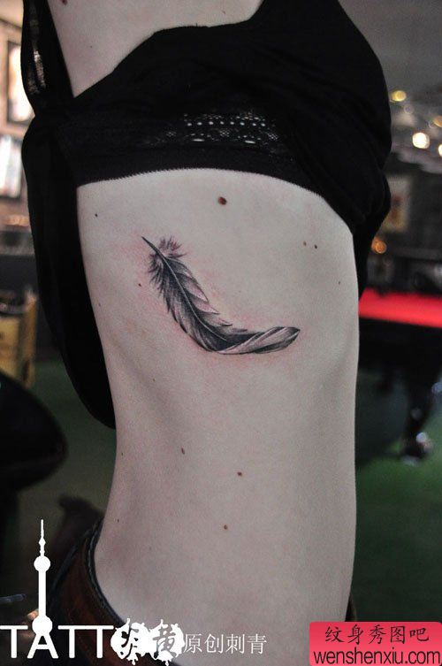 美女侧胸流行精美的羽毛纹身图案