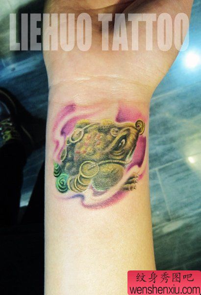 女生手腕处彩色小金蝉纹身图案