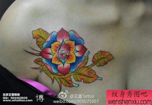 美女胸部流行漂亮的彩色花卉纹身图案