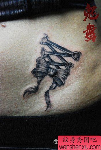 女生腹部流行时尚的蝴蝶结纹身图案