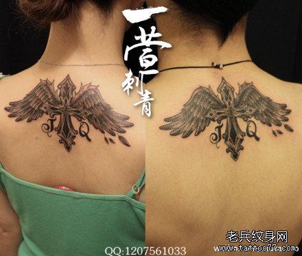 女生背部经典时尚的十字架翅膀纹身图案