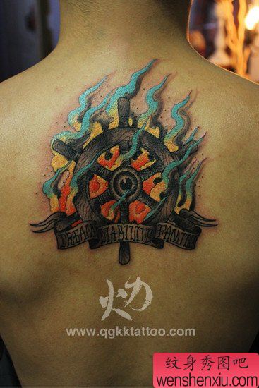 男生背部流行经典的船舵纹身图案