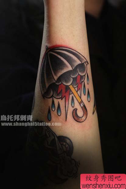 手臂流行精美的小雨伞纹身图案