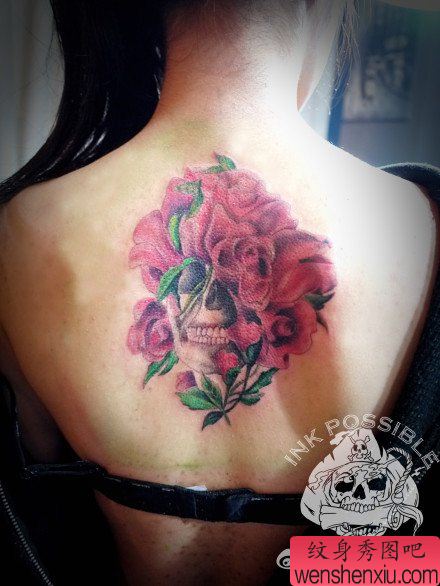 女生背部唯美好看的骷髅与花卉纹身图案