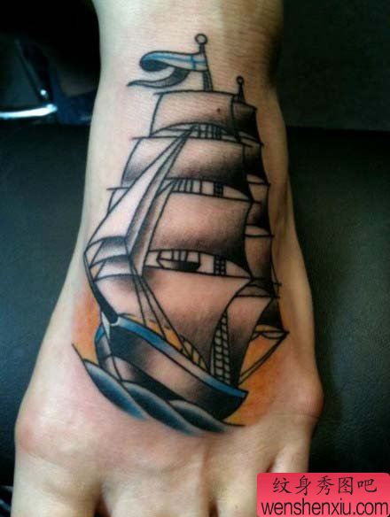 脚背经典的帆船纹身图案