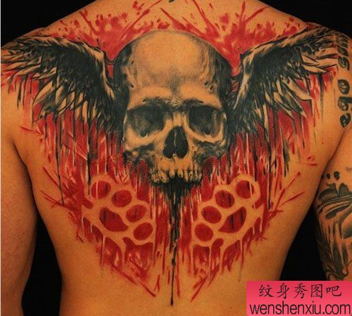 男性背部超酷的骷髅与翅膀纹身图案