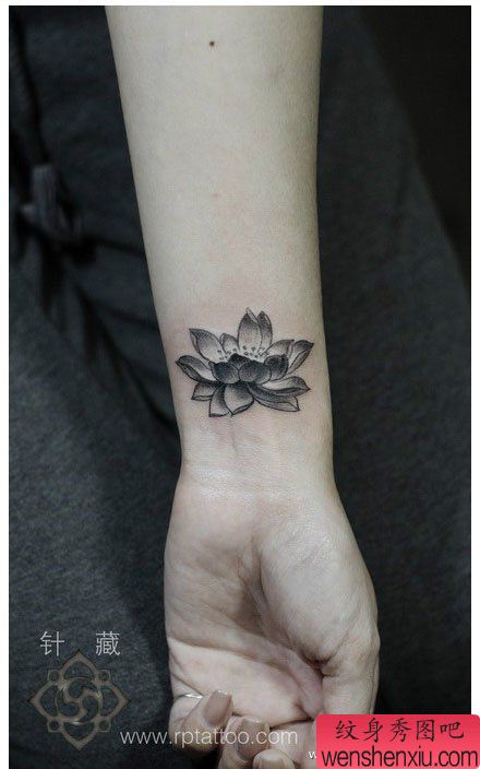 女生手腕处唯美的黑白莲花纹身图案