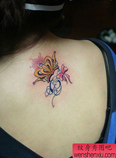 美女背部漂亮的彩色皇冠与蝴蝶结纹身图案