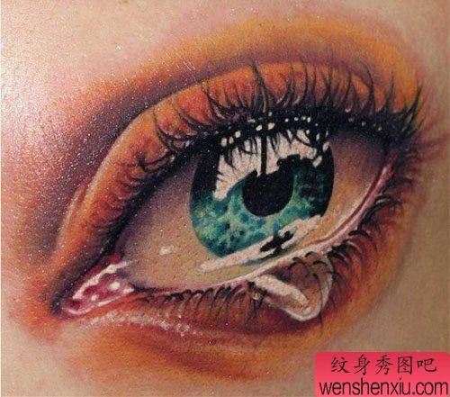 一幅漂亮的彩色眼睛纹身图案
