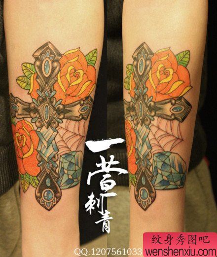 女生手臂精美的十字架钻石纹身图案