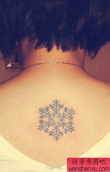 女生背部小巧清晰的雪花纹身图案