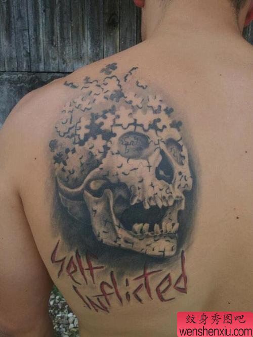 男性肩背经典的拼图骷髅纹身图案