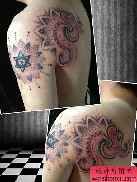 男生肩背经典时尚的图腾纹身图案