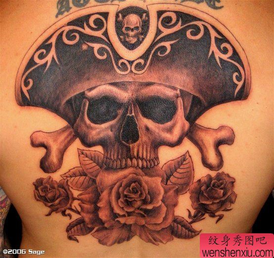 男性背部经典的海盗骷髅纹身图案
