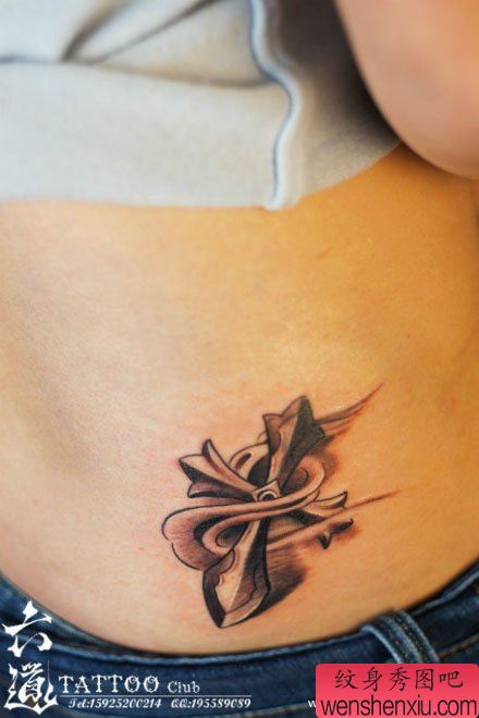 美女腰部唯美经典的十字架纹身图案