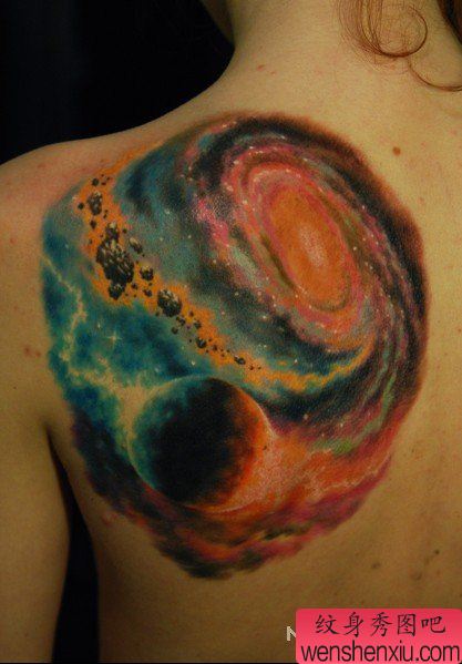 流行精美的肩背彩色星空纹身图案