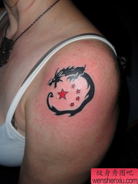 女生手臂小巧的图腾龙与五角星纹身图案
