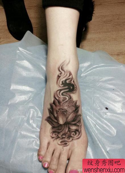女生脚背流行漂亮的莲花纹身图案