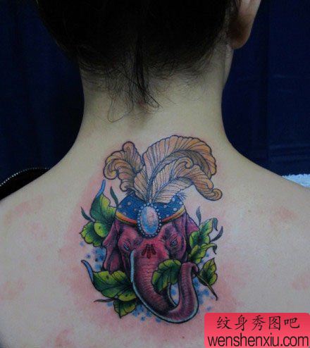 女生背部流行时尚的大象纹身图案