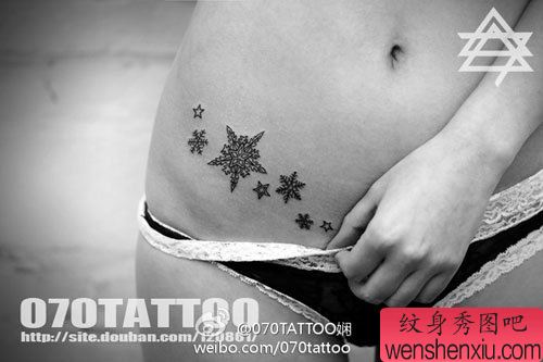 女生小腹流行清晰的雪花纹身图案