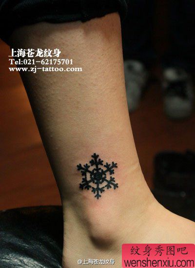 女生脚踝处流行时尚的雪花纹身图案