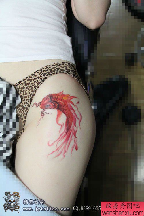 女生腿部漂亮的彩色小鲤鱼纹身图案