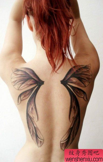 美女背部唯美流行的翅膀纹身图案