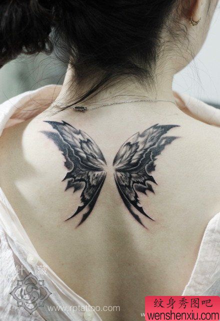 女生背部时尚精美的蝴蝶翅膀纹身图案