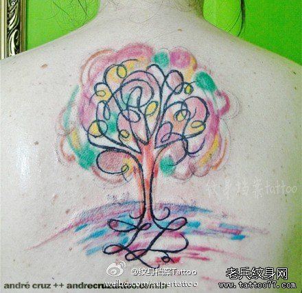 背部流行精美的彩色小树纹身图案