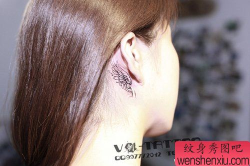 女生耳部小巧的翅膀纹身图案