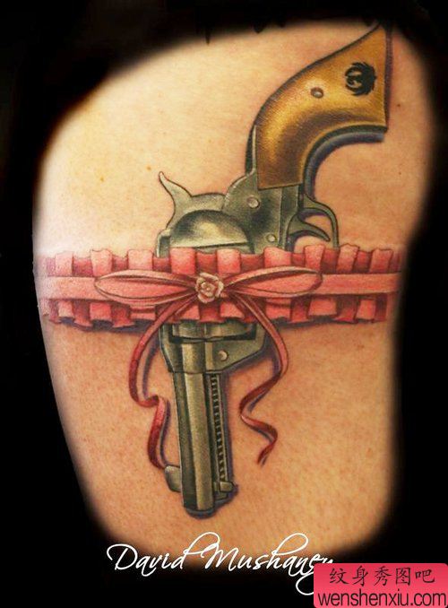 女生腿部精美时尚的蕾丝手枪纹身图案