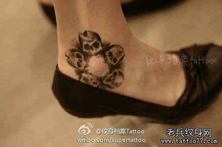 女生脚踝处另类流行的五角星骷髅纹身图案