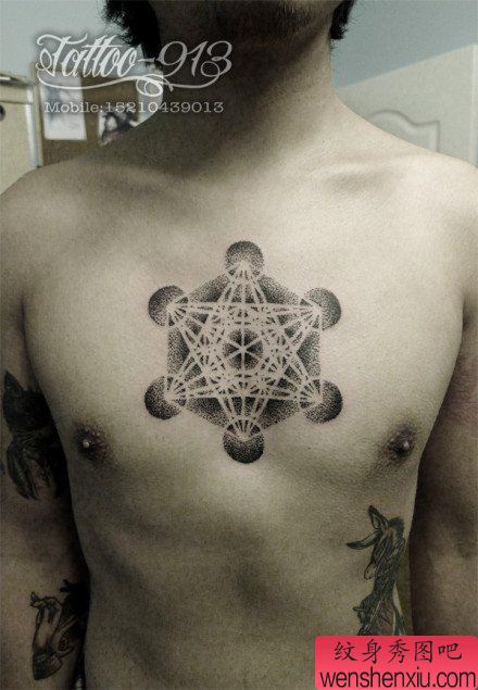 男性前胸经典时尚的六芒星纹身图案