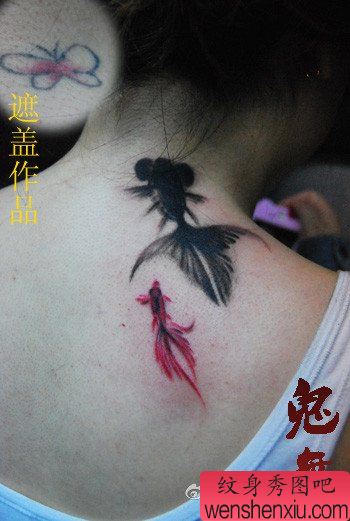 女生背部小巧时尚的水墨鱼纹身图案