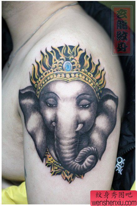 手臂经典唯美时尚的象神纹身图案