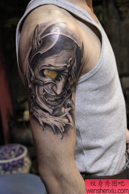 男性手臂经典时尚的般若纹身图案