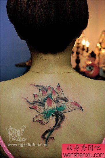 美女背部漂亮时尚的莲花纹身图案