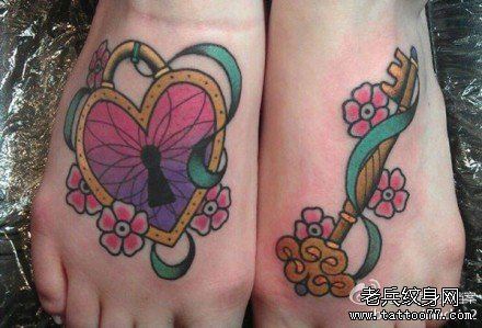 女生脚部好看时尚的情侣爱心锁与钥匙纹身图案