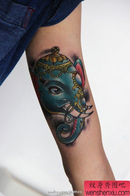 女生手臂唯美流行的象神纹身图案