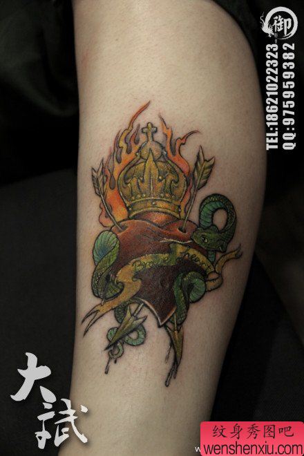 美女腿部流行精美的爱心皇冠与蛇纹身图案