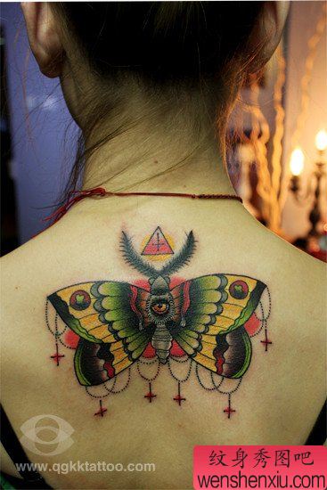女生背部时尚精美的蝴蝶纹身图案