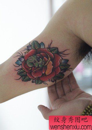 男性手臂流行时尚的玫瑰花纹身图案