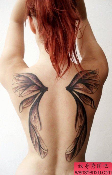美女背部流行时尚的蝴蝶翅膀纹身图案