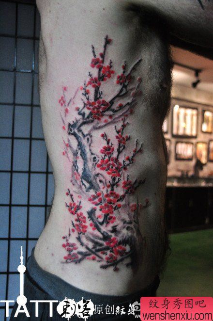 男性腰部流行精美的水墨梅花纹身图案