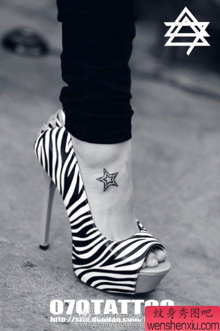 女生脚背流行时尚的五角星纹身图案