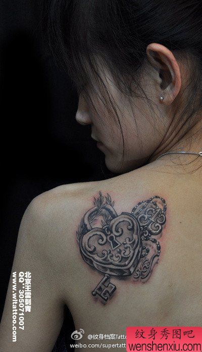 女生肩背流行时尚的爱心锁与钥匙纹身图案
